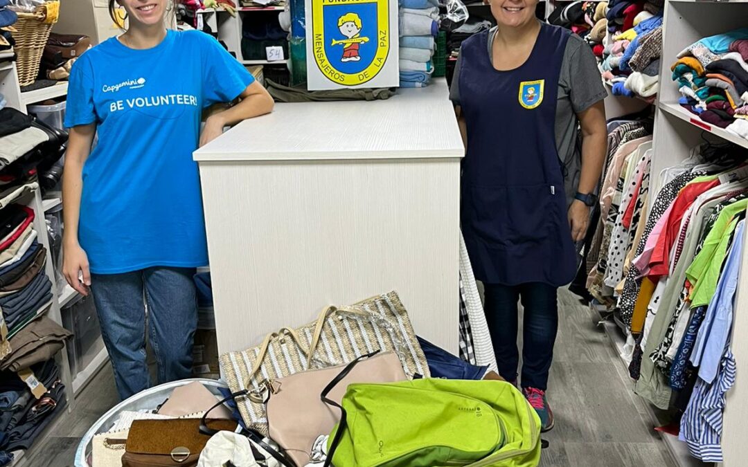 VOLUNTARIADO FUNDACION CAPGEMINI EN EL ROPERO SOLIDARIO Y CON EL MATERIAL ESCOLAR