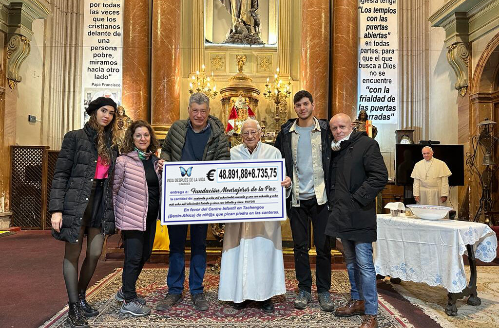 ENTREGA TALON SIMBOLICO CONGRESO MAS ALLA DE LA VIDA
