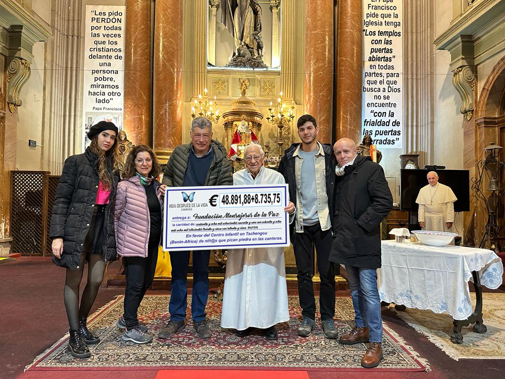 ENTREGA TALON SIMBOLICO CONGRESO MAS ALLA DE LA VIDA