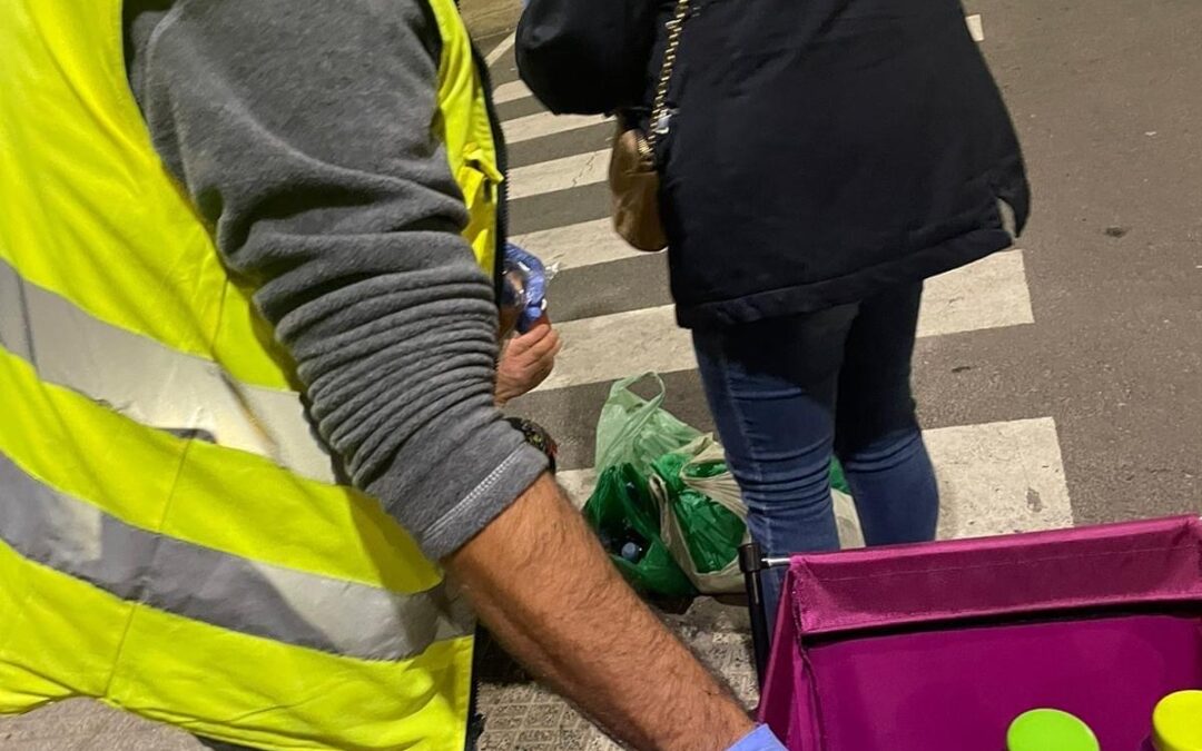 Mensajeros de la Paz reparte chocolate calientes y dulces en la Ciudad de Melilla