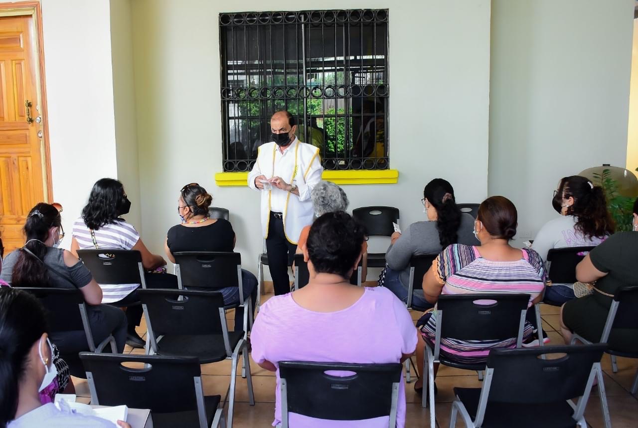 Visitando un grupo de mujeres emprendedoras para convencerlas de la importancia de una citología , y que acudan a efectuarse la a la clínica gratuita de Mensajeros de la Paz Honduras
