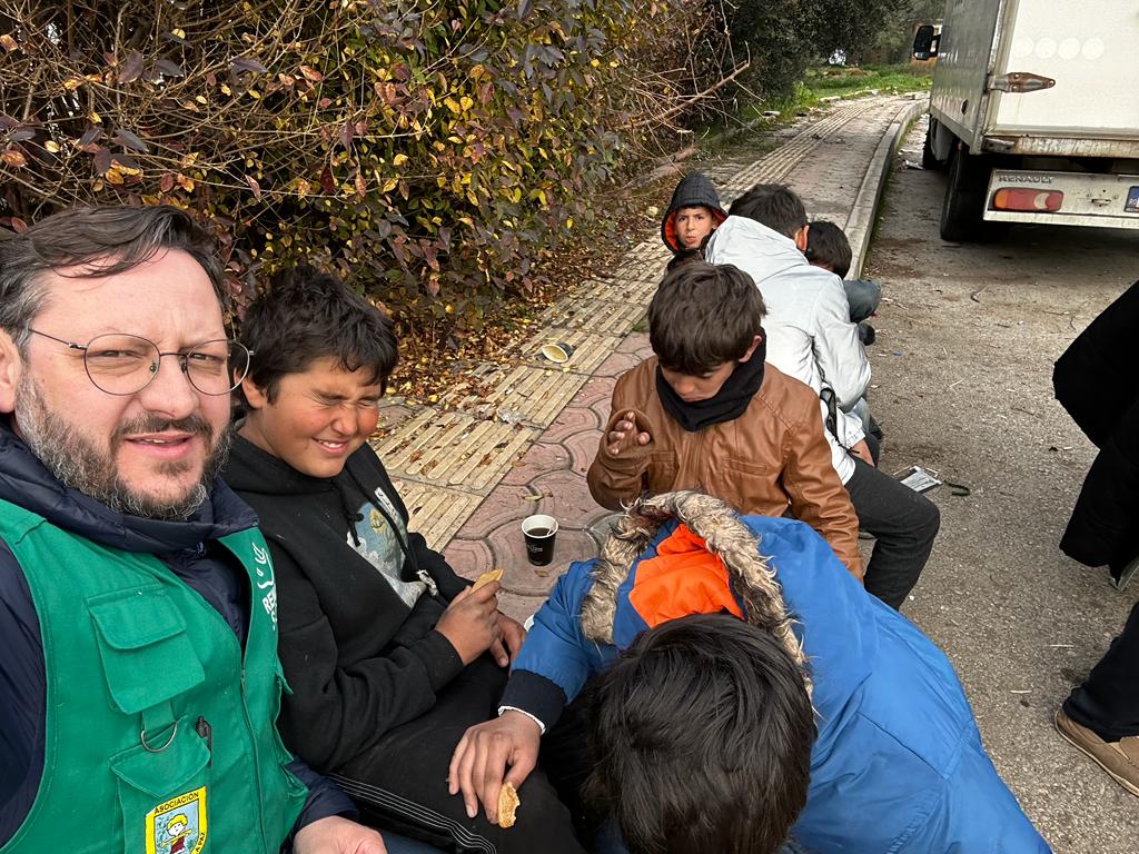 Repartiendo alimentos a familias afectadas por el terremoto en Turquia