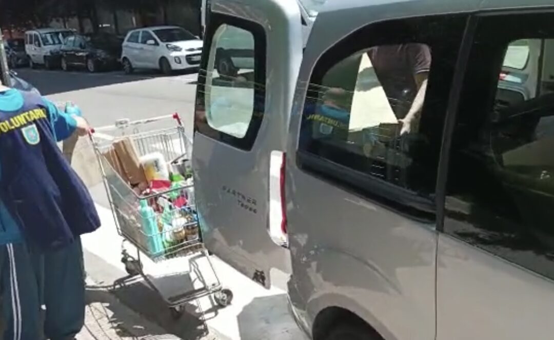 Furgoneta cedida por Cliclars para el Banco Solidario de Mensajeros de la Paz en Villaverde