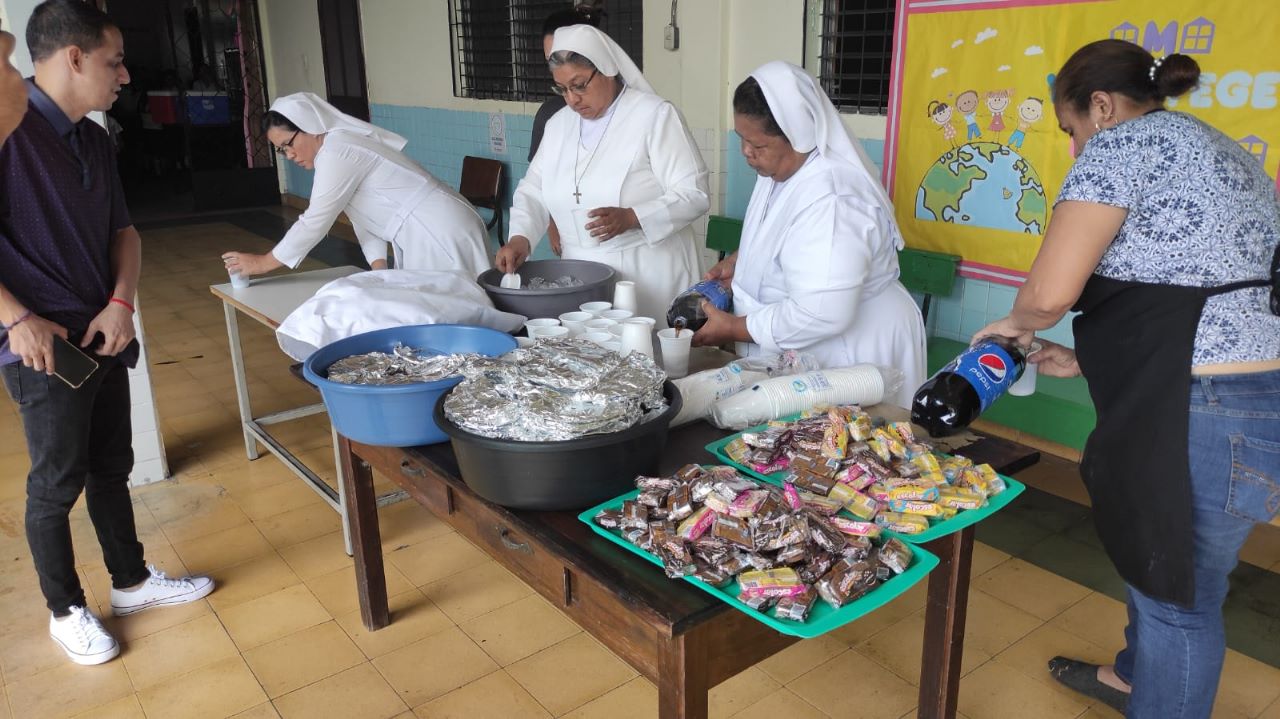 Visita a la Escuela Maria Mazzarelo para poder llevarle merienda a las niñas