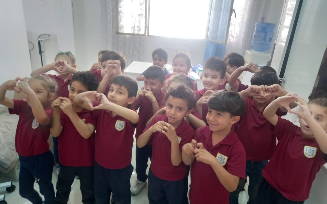 Charla sobre atención médica en la Escuela de Refugiados de Mensajeros de la Paz en Aman – Jordania