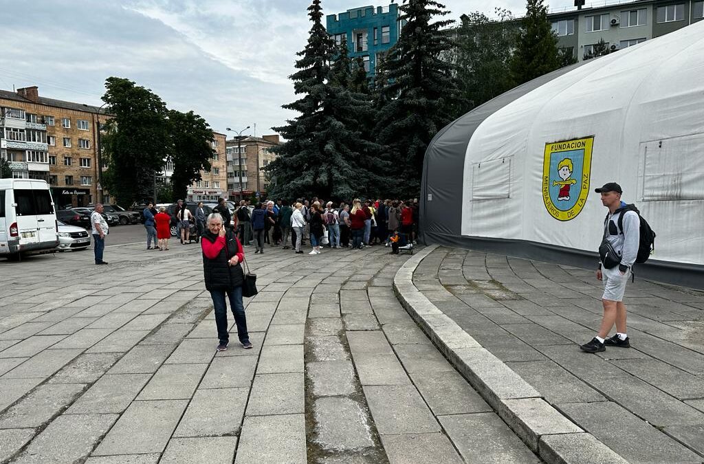 Mensajeros de La Paz ayudando a más de 800 familias en la ciudad de Rivne en Ucrania