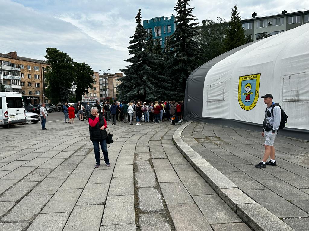 Mensajeros de La Paz ayudando a más de 800 familias en la ciudad de Rivne en Ucrania