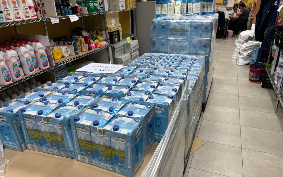 Llegada de nuestro pedido de leche para el Banco Solidario de Ribera de Curtidores