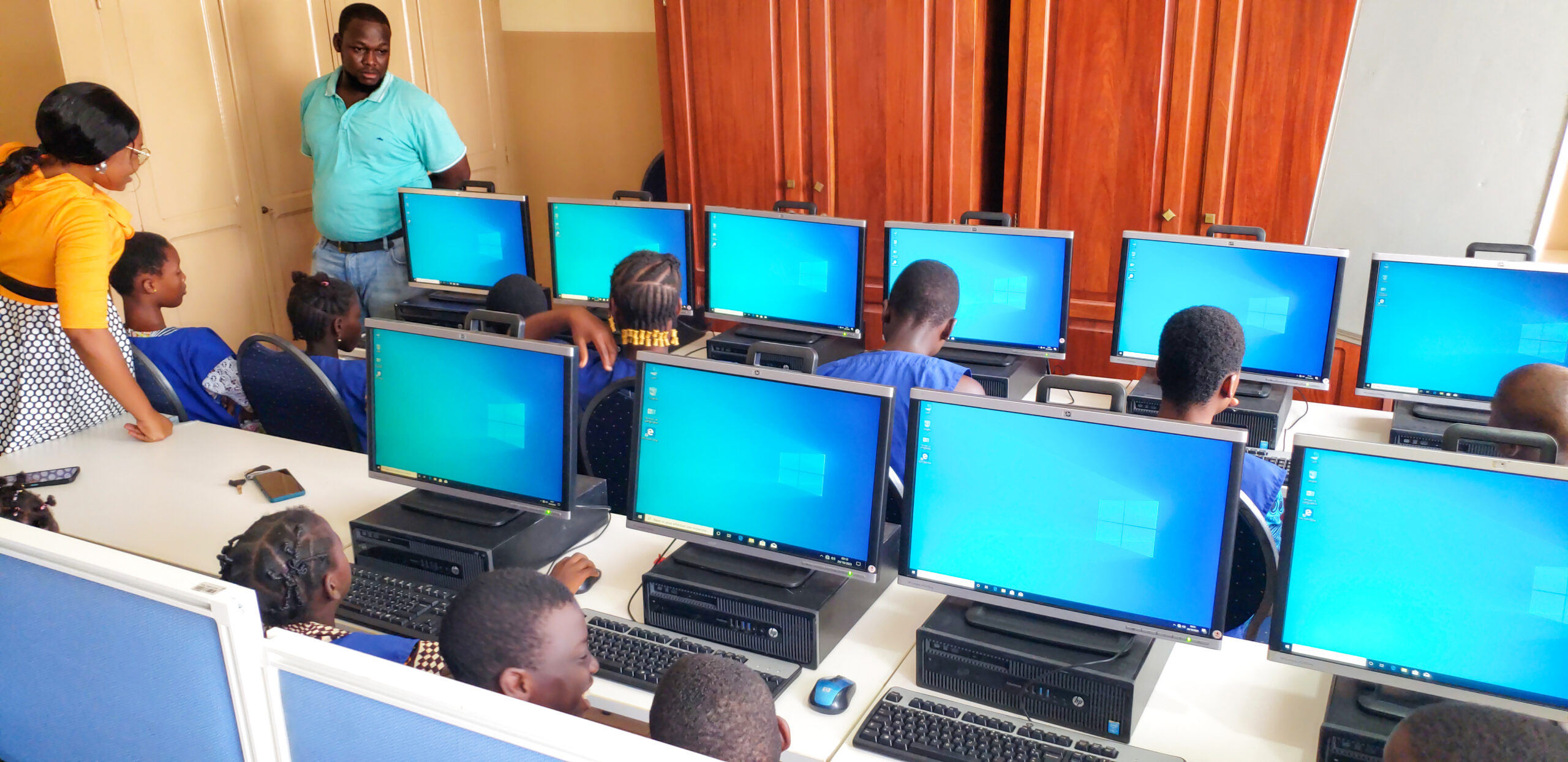Instalación de la sala informática en el Centro de la Alegría de Benín – África