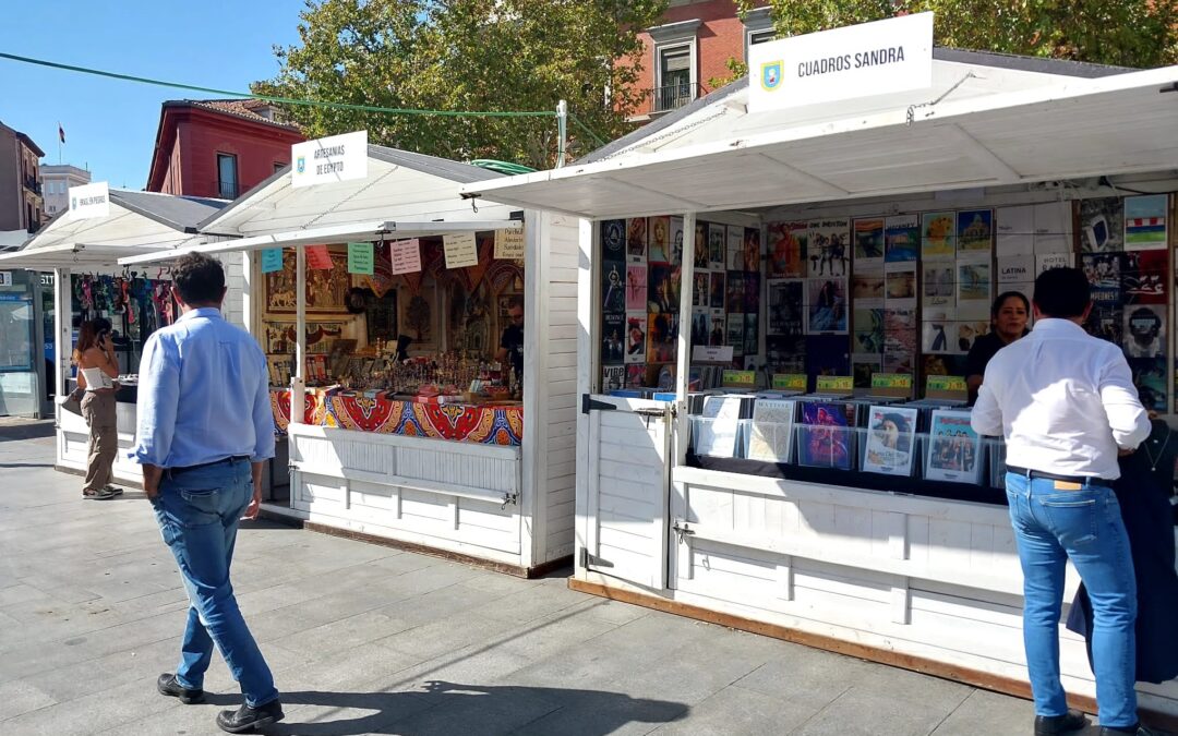 Mercadillo Solidario en la Plaza de Jacinto Benavente en Madrid a favor de los comedores familiares y banco solidario