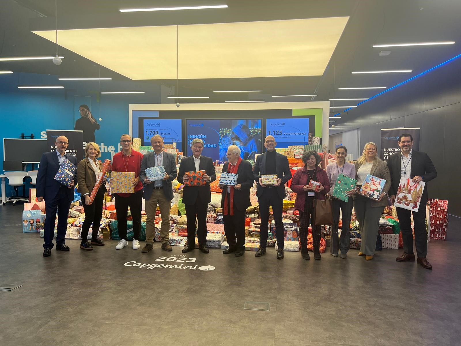 Entrega de juguetes de Fundación Capgemini, campaña «ningún niño sin Navidad»