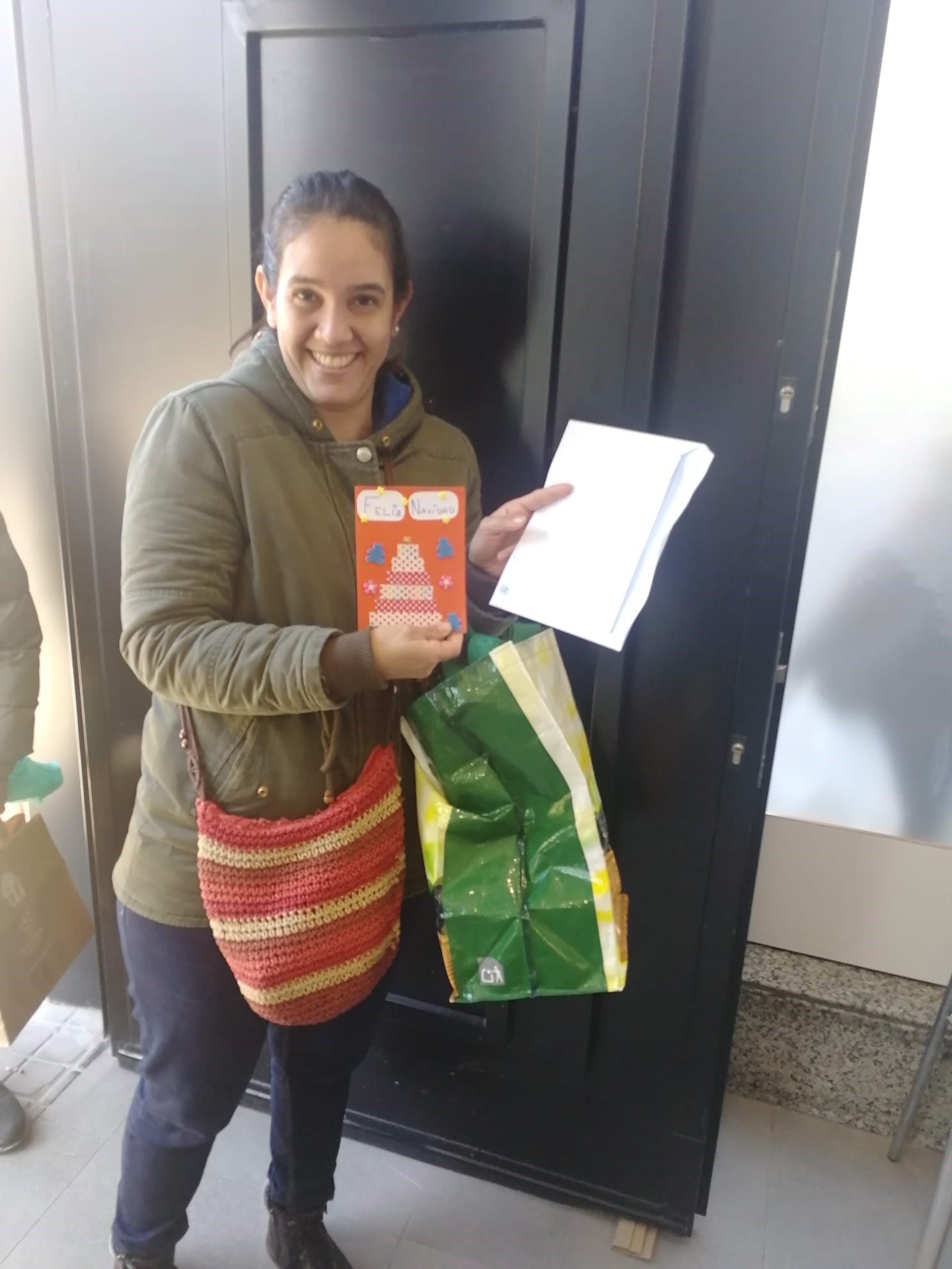 Usuaria recibiendo el christmas hecho por los alumnos del Colegio Ática de Carabanchel