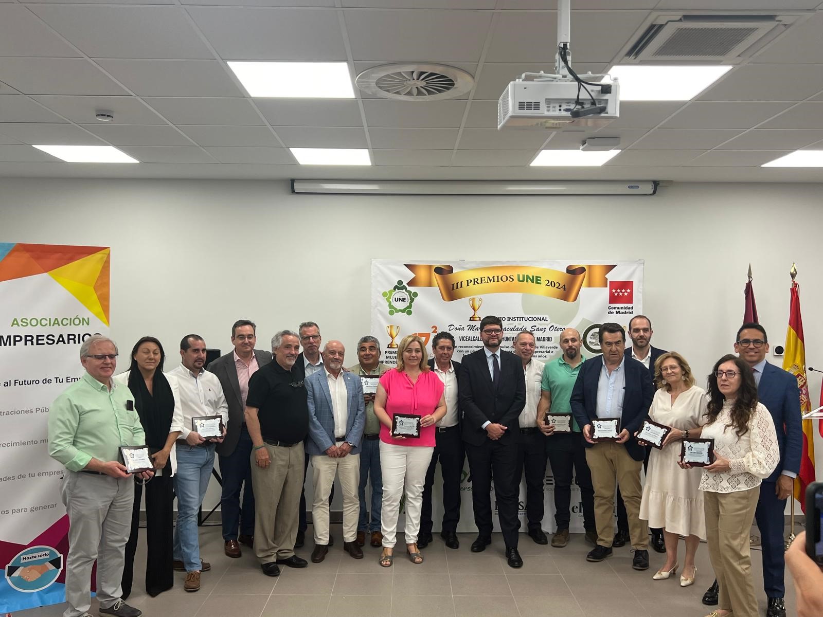 Premio de la Unión de Empresarios de Villaverde a la labor del Centro Familiar en ese distrito