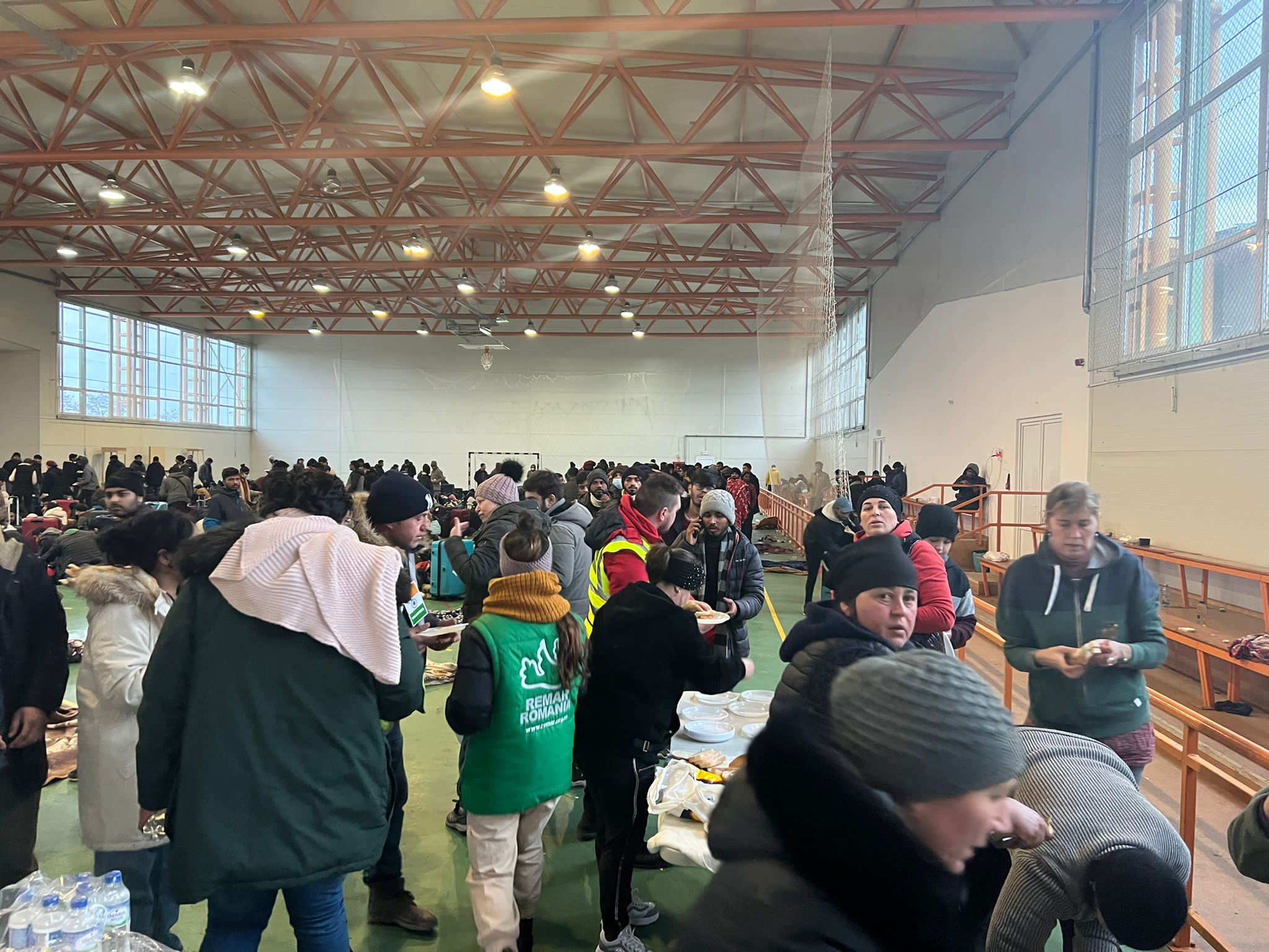 Instalación de una nueva carpa de ayuda alimentaria, ahora en Kiev – UCRANIA