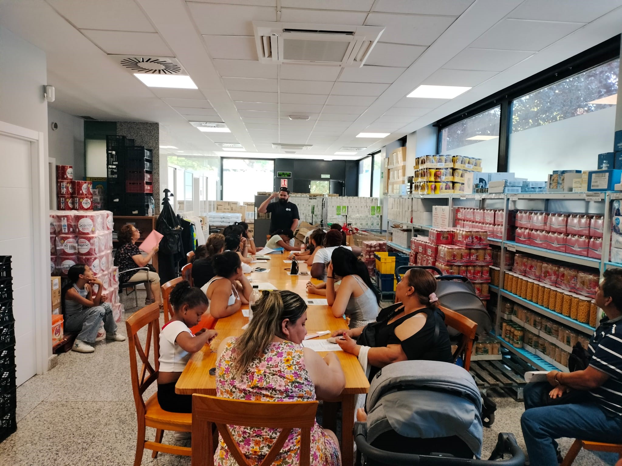 Reunión con las familias de l@s ni@os que participarán en el campamento de verano organizado por Fundación Mensajeros de la Paz
