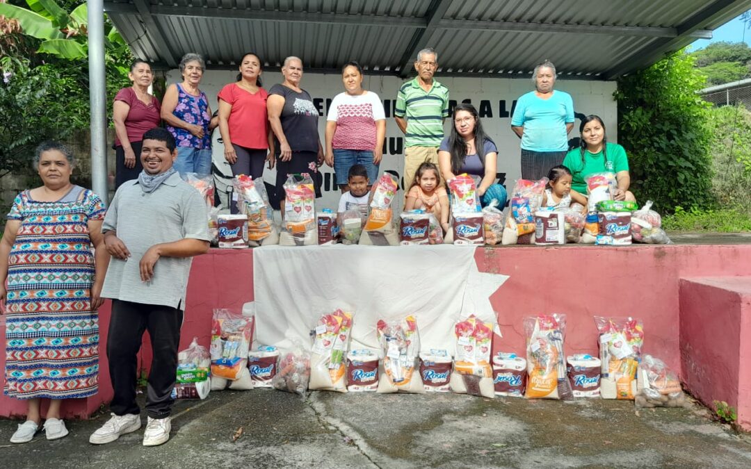 Entrega de alimentos en la Comunidad Dimas Rodríguez en El Salvador