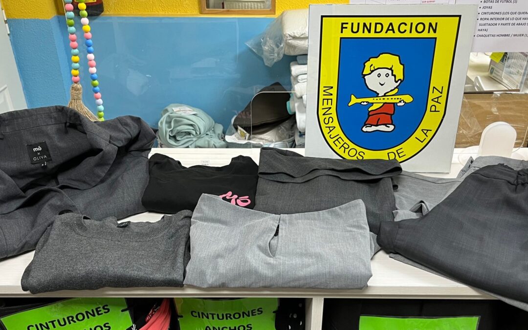 Donación uniformes trabajo Fundación Multiopticas al Ropero Solidario