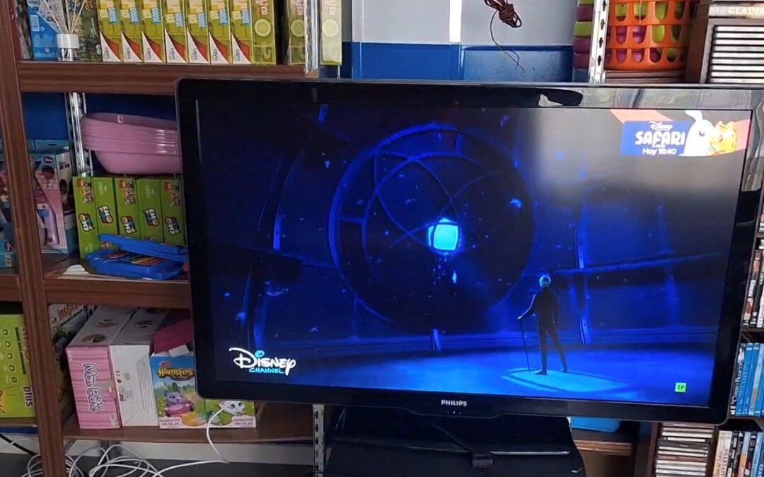 Donación de televisión para la sala común del Centro Familiar Mensajeros de la Paz El Pozo