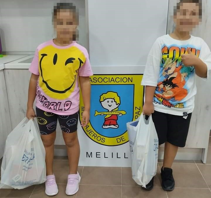 Entrega de material escolar a niñ@s en la ciudad de Melilla