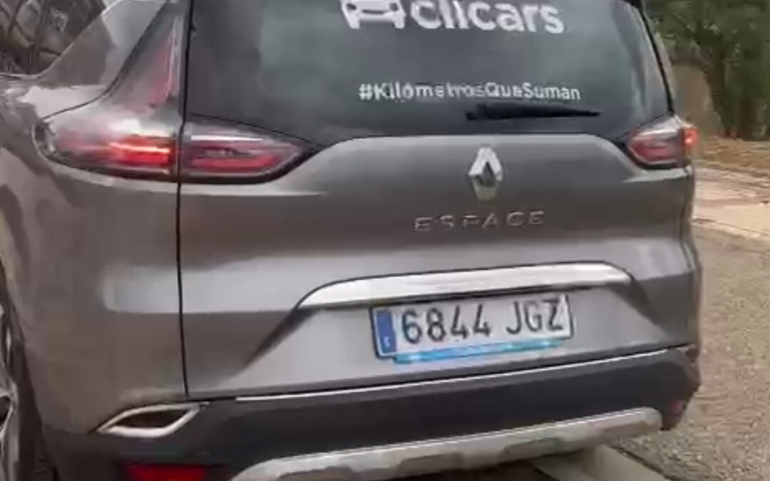 Llegada del vehículo cedido por Clicars para un hogar infantil en Mensajeros de la Paz Castilla-León