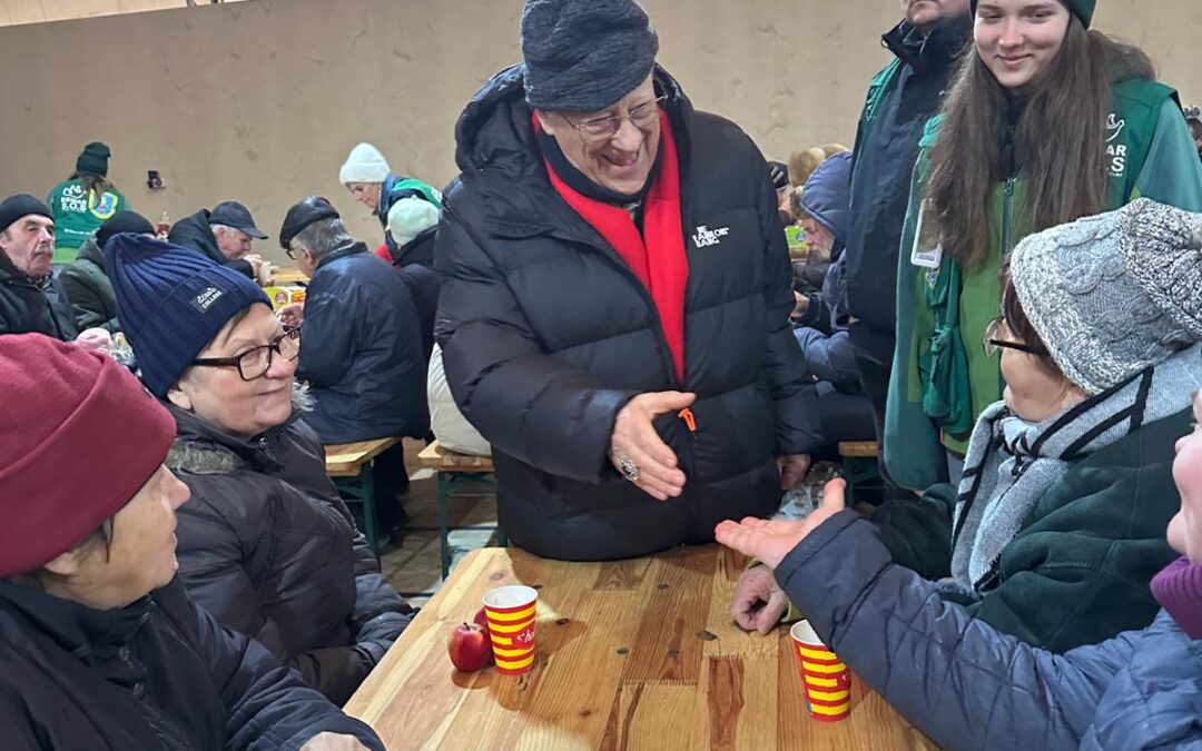 Visita del Padre Angel al campamento de la Fundación Mensajeros de la Paz en Chernivisti en Ucrania