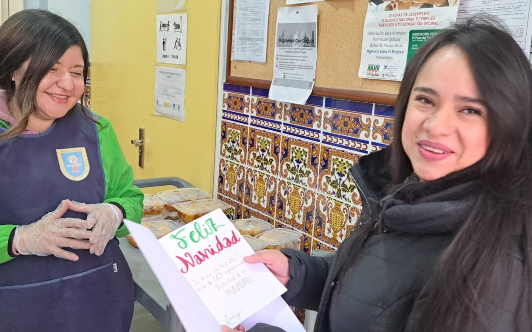 Nuestros usuarios del Centro Familiar el Pozo recibiendo junto a los menús, el christmas hecho por los alumnos del Colegio Ática de Carabanchel