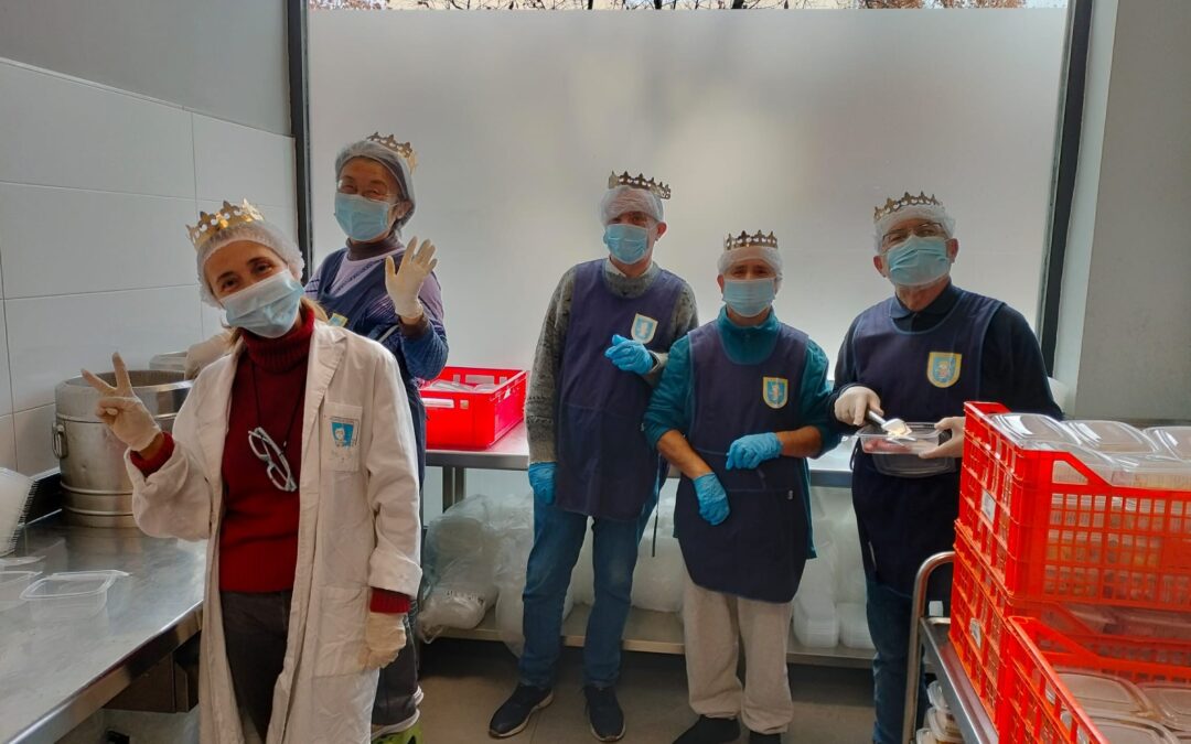 Entrega a nuestros usuarios de los Comedores Familiares del Roscón de Reyes