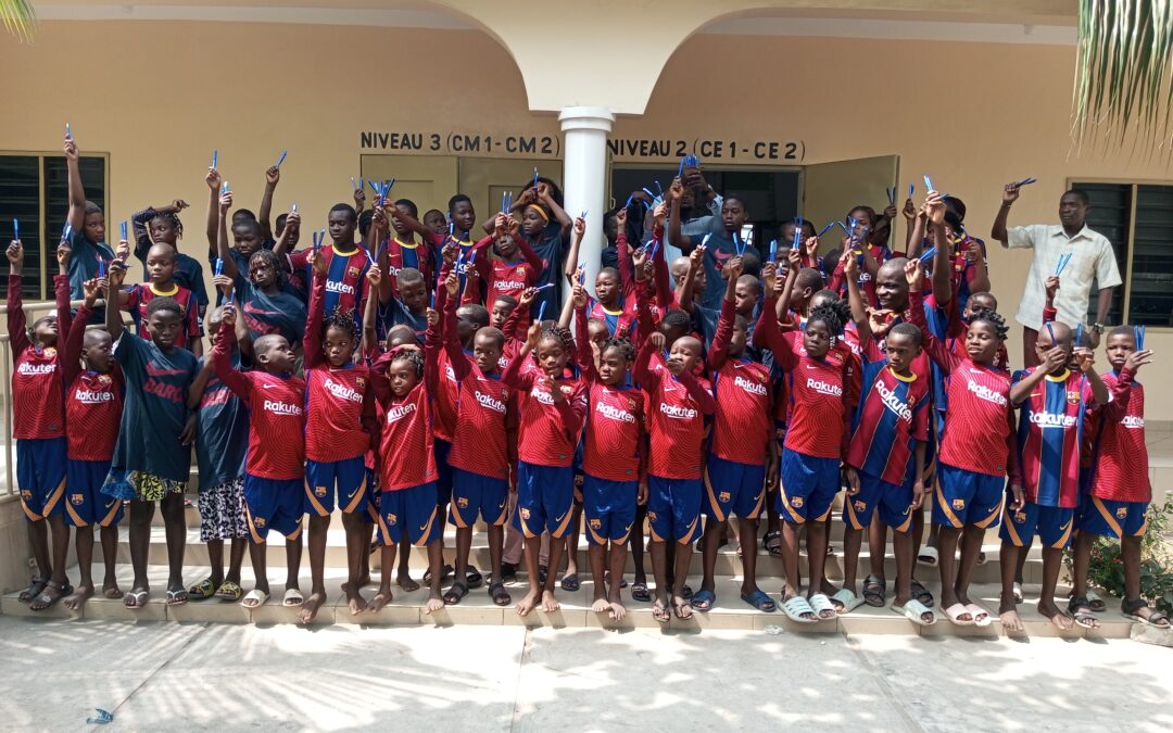 Donación de material deportivo de la Fundación del Futbol Club Barcelona a l@s niñ@s de Mensajeros de la Paz Benin – Africa