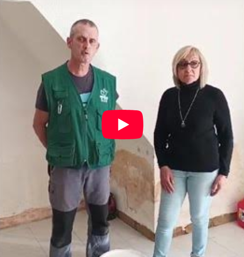 Entregando pintura a los damnificados por la DANA para sus casas