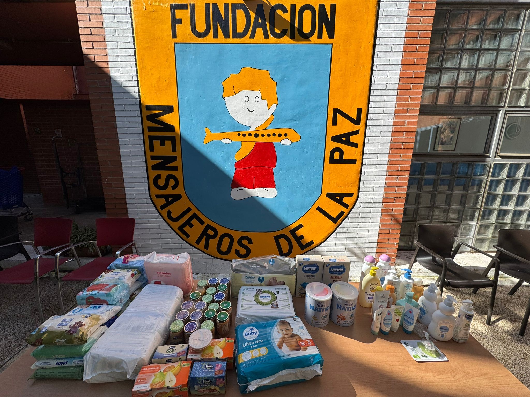 Recogida de alimentos y productos de higiene infantil en la Escuela Infantil Municipal «La Ardilla» en Madrid.