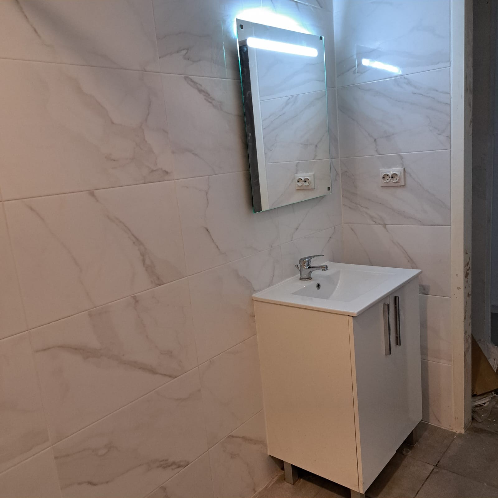 OBRAS DE REHABILITACION DE BAÑOS EN EL CENTRO FAMILIAR MENSAJEROS DE LA PAZ EL POZO GRACIAS A ASOCIACION JLGB