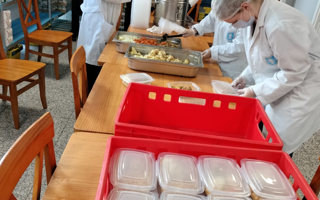 Reparto de cocido madrileño con motivo de la Festividad del Día de San Isidro en el Centro Familiar Mensajeros de la Paz Villaverde