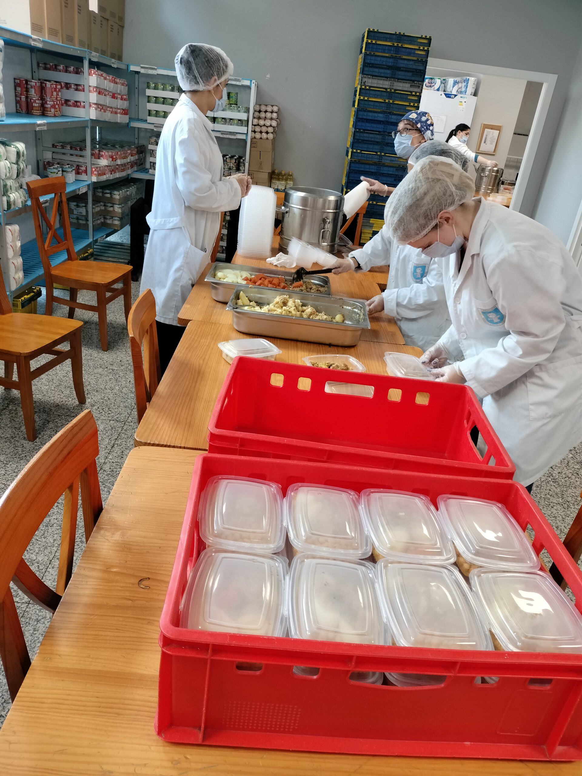 Reparto de cocido madrileño con motivo de la Festividad del Día de San Isidro en el Centro Familiar Mensajeros de la Paz Villaverde