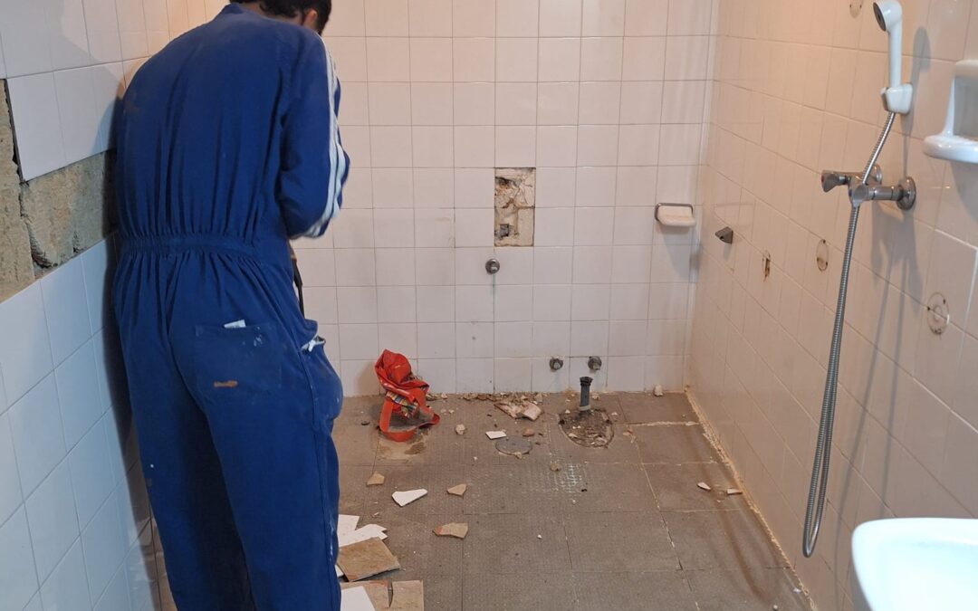 COMIENZO DE LA REHABILITACION DE BAÑOS EN EL CENTRO FAMILIAR MENSAJEROS DE LA PAZ EL POZO