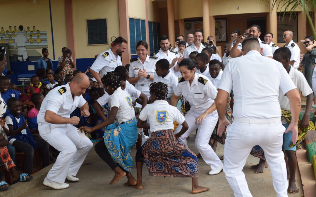 Visita de l@s niñ@s de Benin al Barco de la Armada Española «Bam Relámpago»