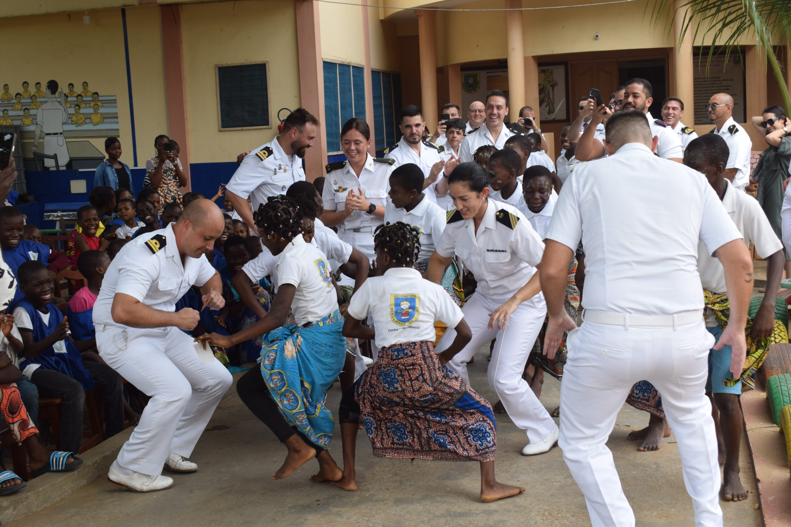 Visita de l@s niñ@s de Benin al Barco de la Armada Española «Bam Relámpago»