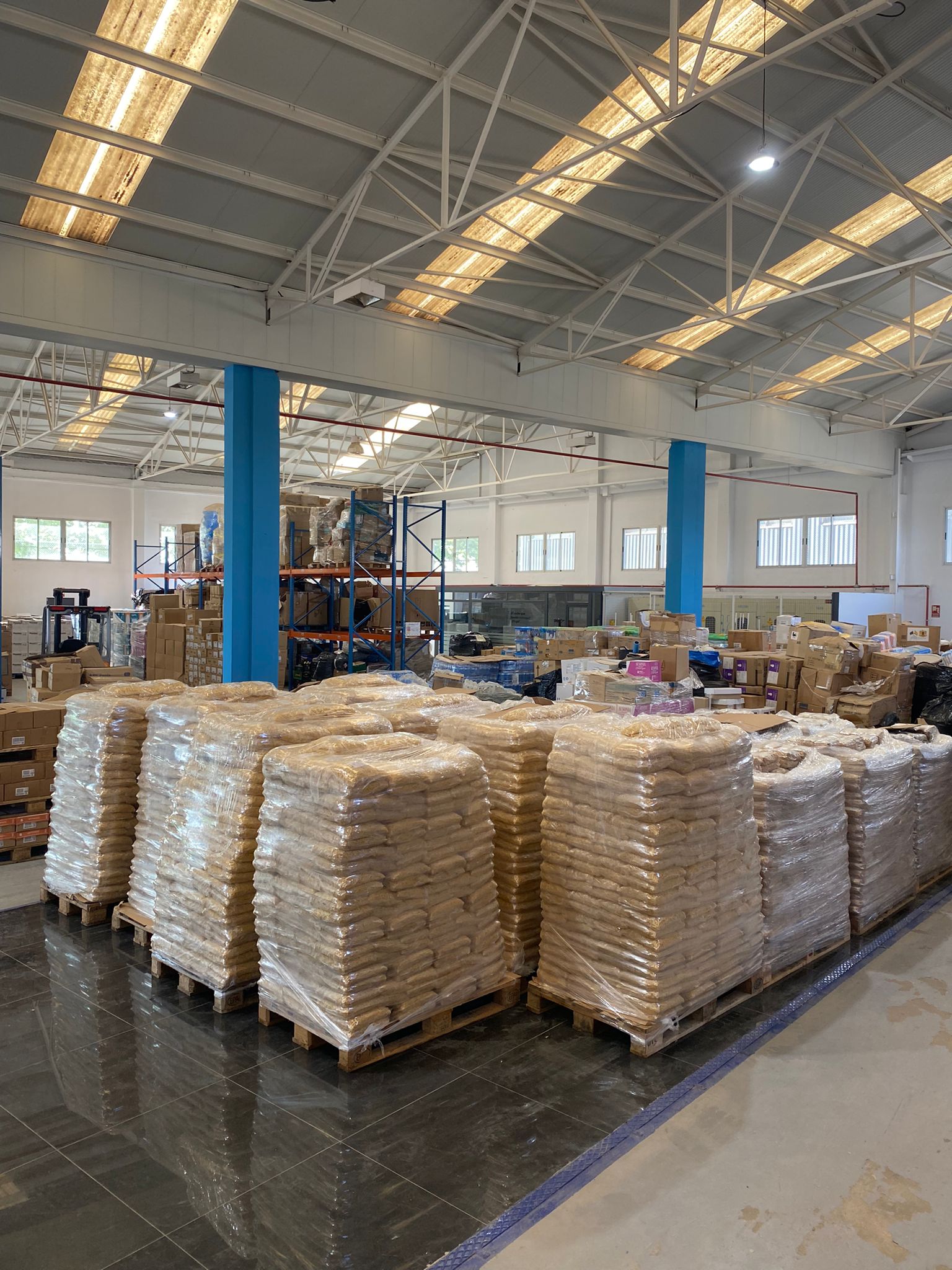 Gran compra de alimentos no perecederos para los damnificados por la DANA