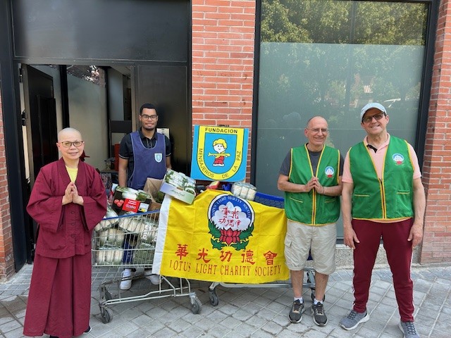 Donación de alimentos por parte de Lotus Light Charity Society al Centro Familiar Villaverde