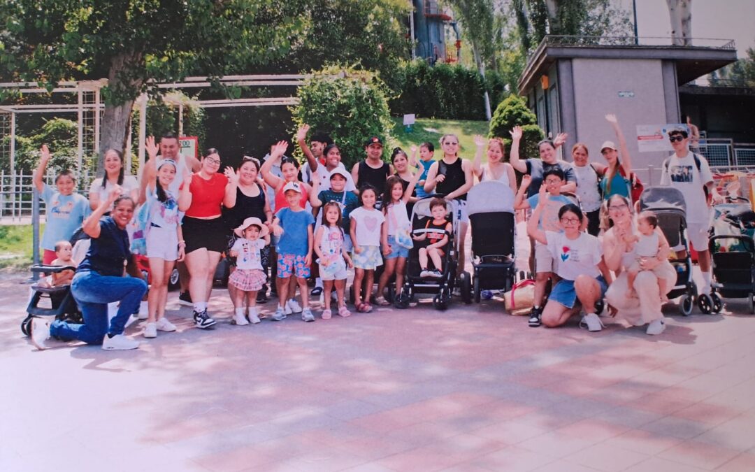 Visita de las familias de la Residencia de Mensajeros de la Paz El Pozo al Parque de Atracciones de Madrid gracias al convenio con Fundación Parques Reunidos