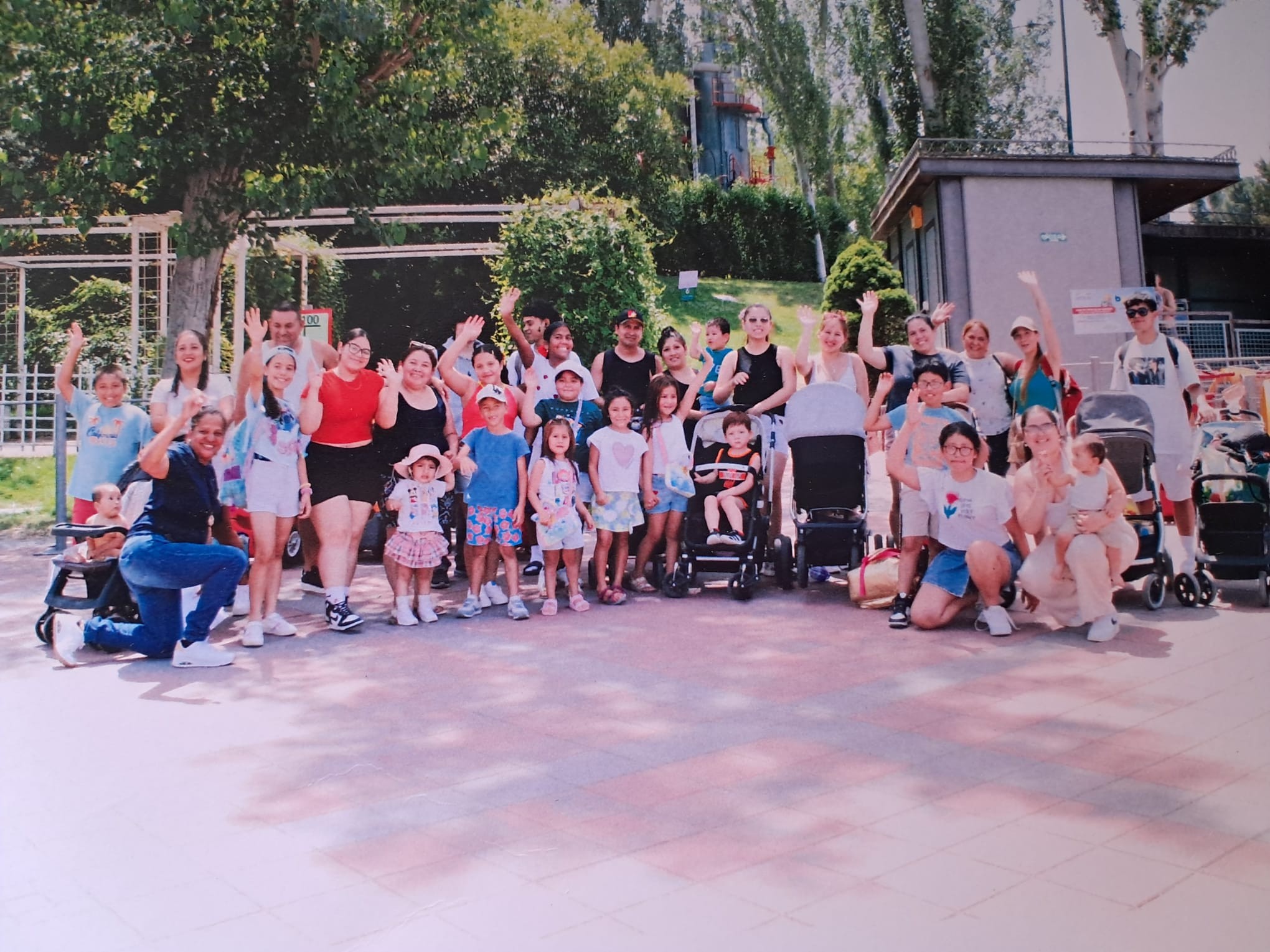 Visita de las familias de la Residencia de Mensajeros de la Paz El Pozo al Parque de Atracciones de Madrid gracias al convenio con Fundación Parques Reunidos