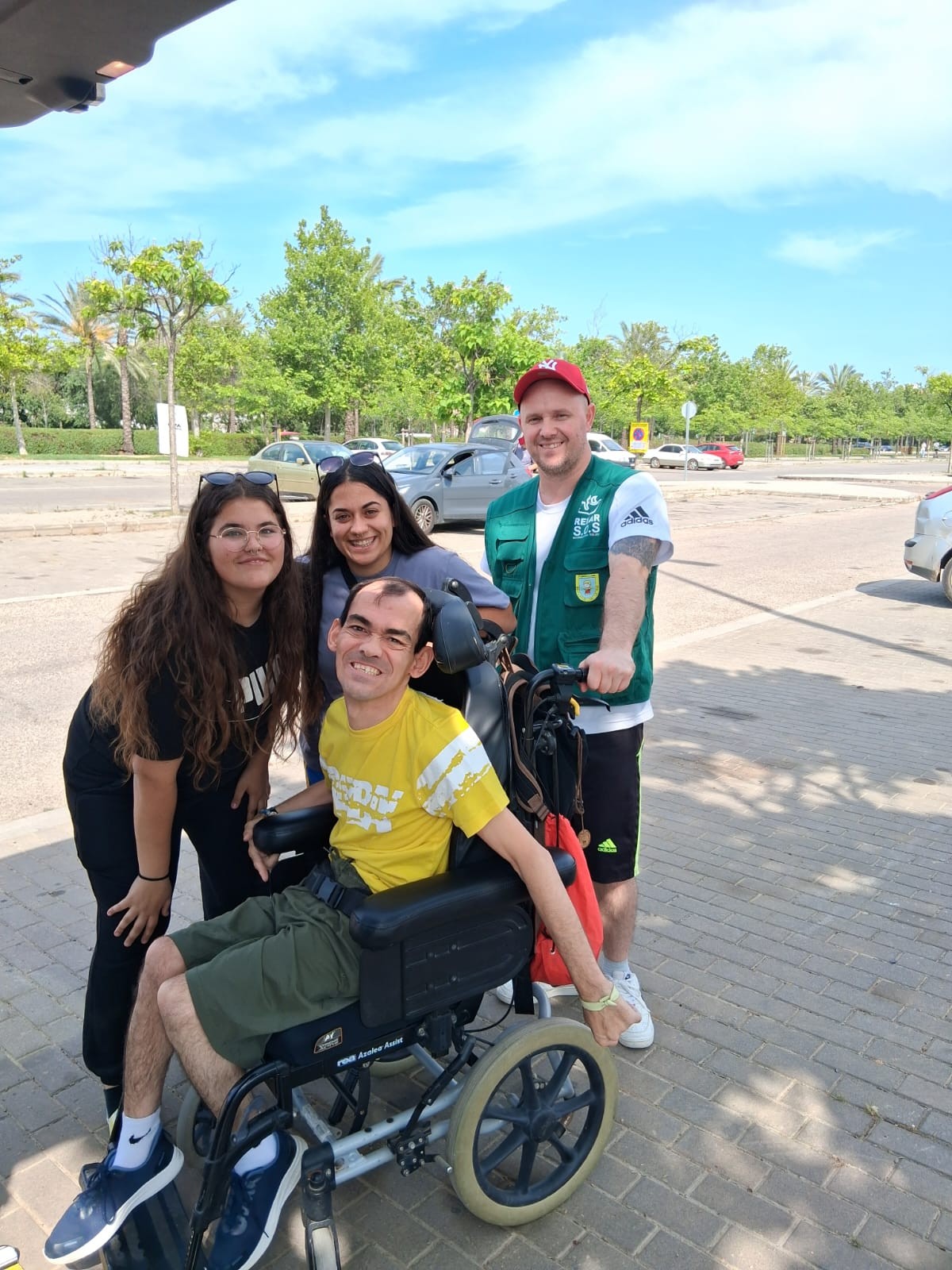 Agradecimiento a Fundación ONCE por la cesión de esta furgoneta adaptada que nos permite ayudar además de los damnificados por la DANA a personas con discapacidad