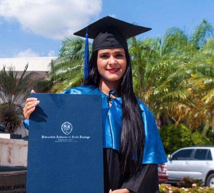 Colaboración con becas de estudiantes universitarios de la Asociación Querer es Poder en República Dominicana