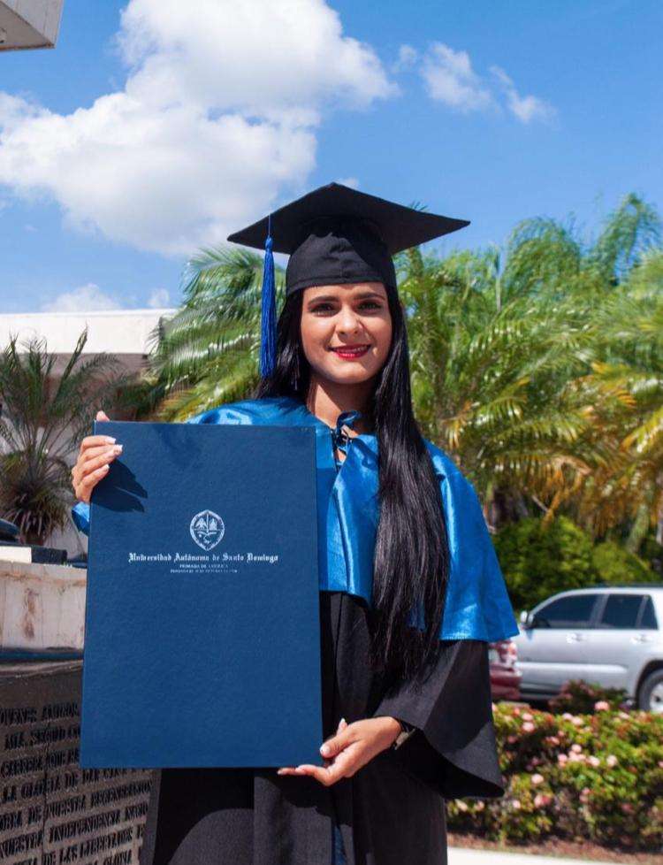 Colaboración con becas de estudiantes universitarios de la Asociación Querer es Poder en República Dominicana