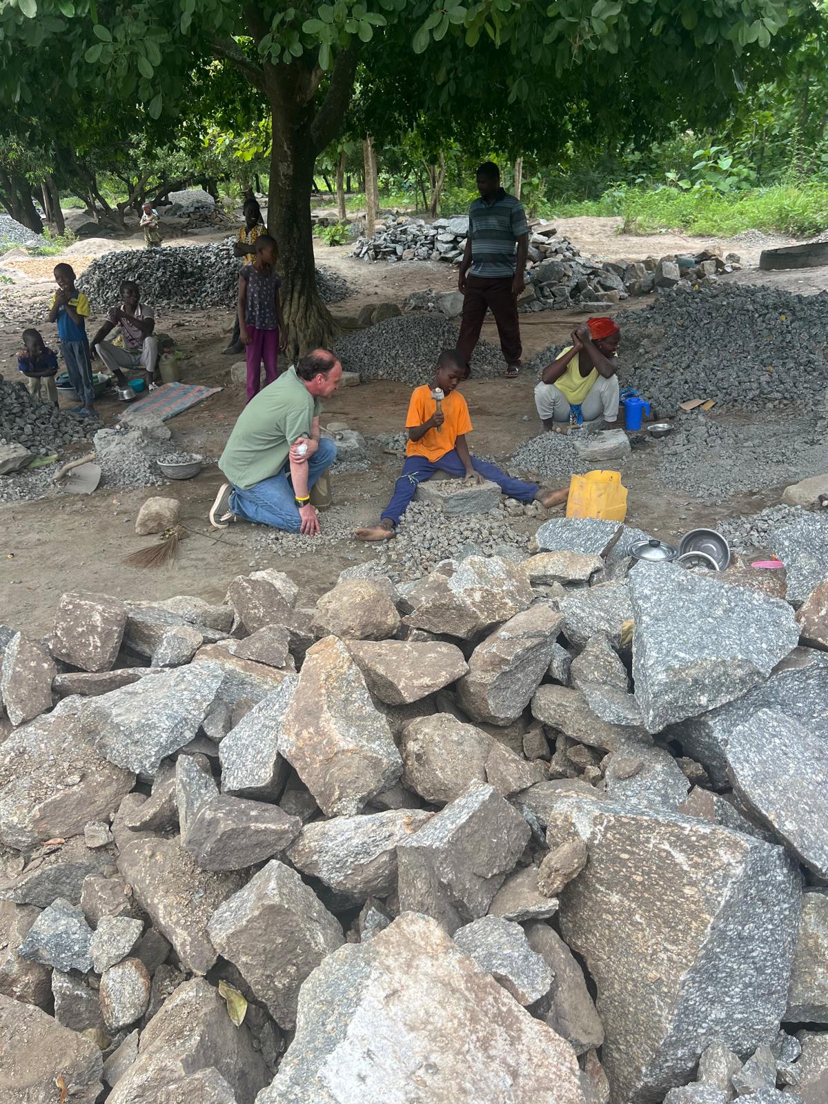 Viaje Solidario a Benín – visita a las canteras donde trabajan las familias de Tchachegou con sus hijos menores