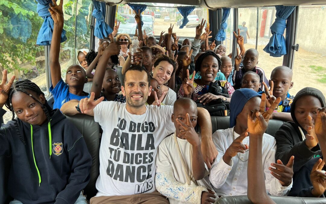 Comienza el campamento de verano para nuestr@s niñ@s en Benin gracias a la solidaridad del espectáculo solidario MAGIA POR BENIN