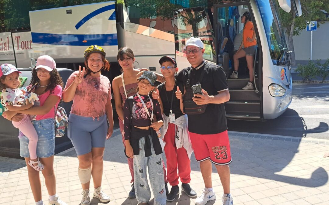 Inicio del campamento de verano para l@s niñ@s de las familias a las que atendemos en nuestros distintos centros familiares