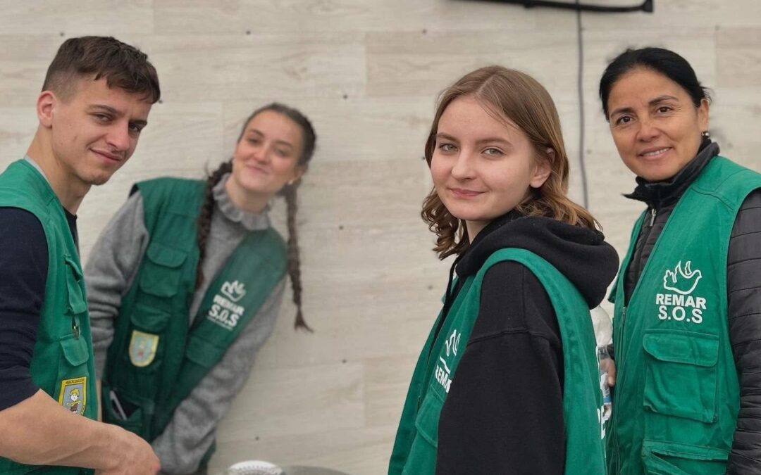 Las familias que residen en el Centro Familiar El Pozo, disfrutando del jardin junto a su pequeños