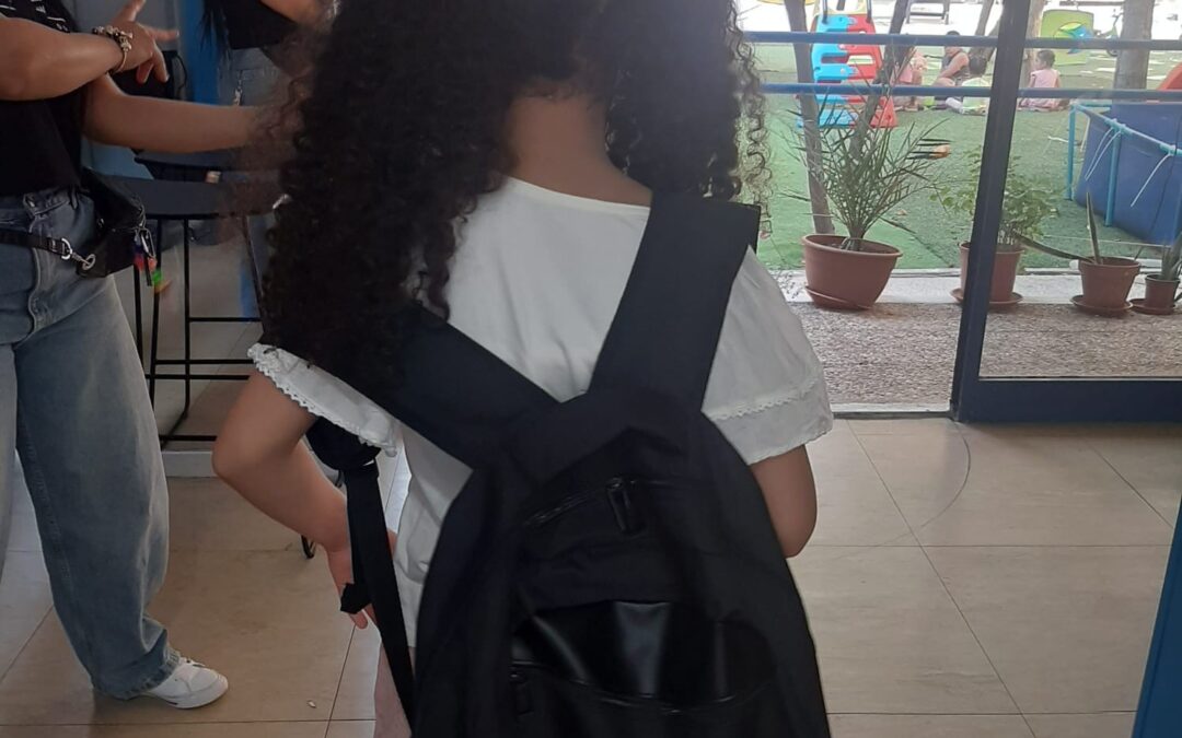 Entrega de mochilas de la campaña «Llena sus mochilas de ilusión: ayúdales a volver al cole» en el Centro Familiar Mensajeros de la Paz El Pozo