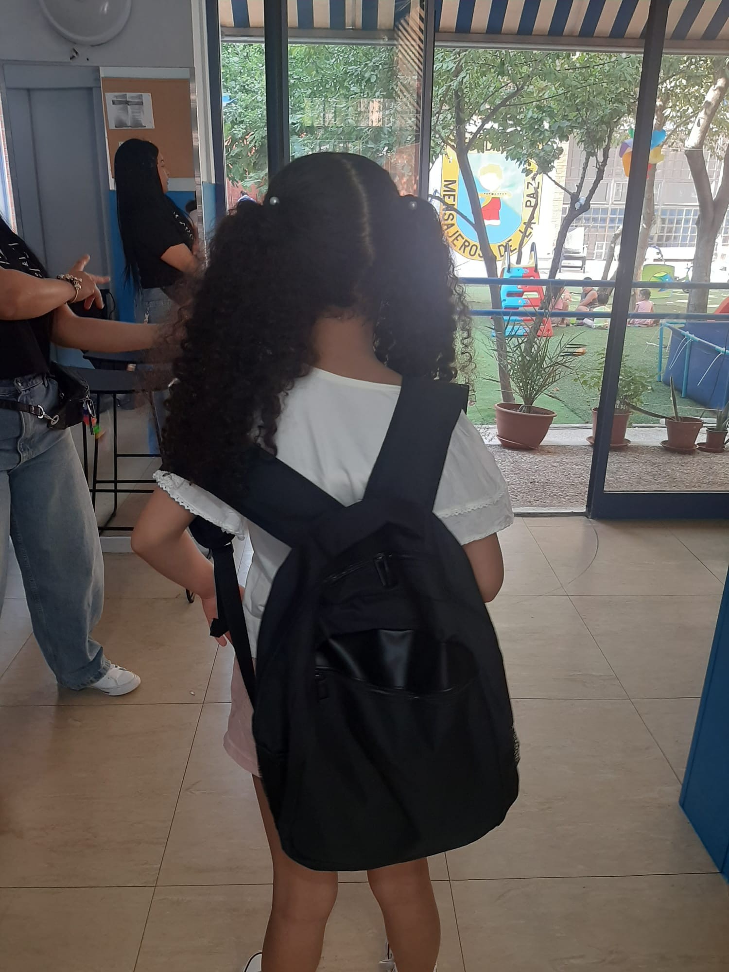 Entrega de mochilas de la campaña «Llena sus mochilas de ilusión: ayúdales a volver al cole» en el Centro Familiar Mensajeros de la Paz El Pozo