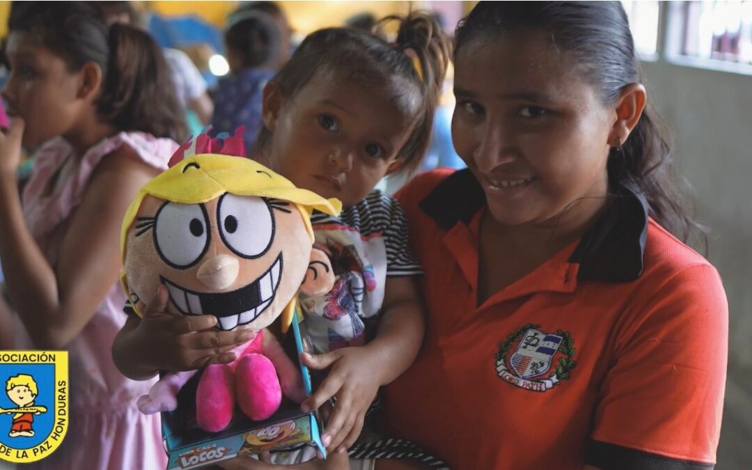 Entrega de juguetes de la campaña «Un juguete, una ilusión» de Fundación Crecer Jugando en San Pedro Sula – Honduras